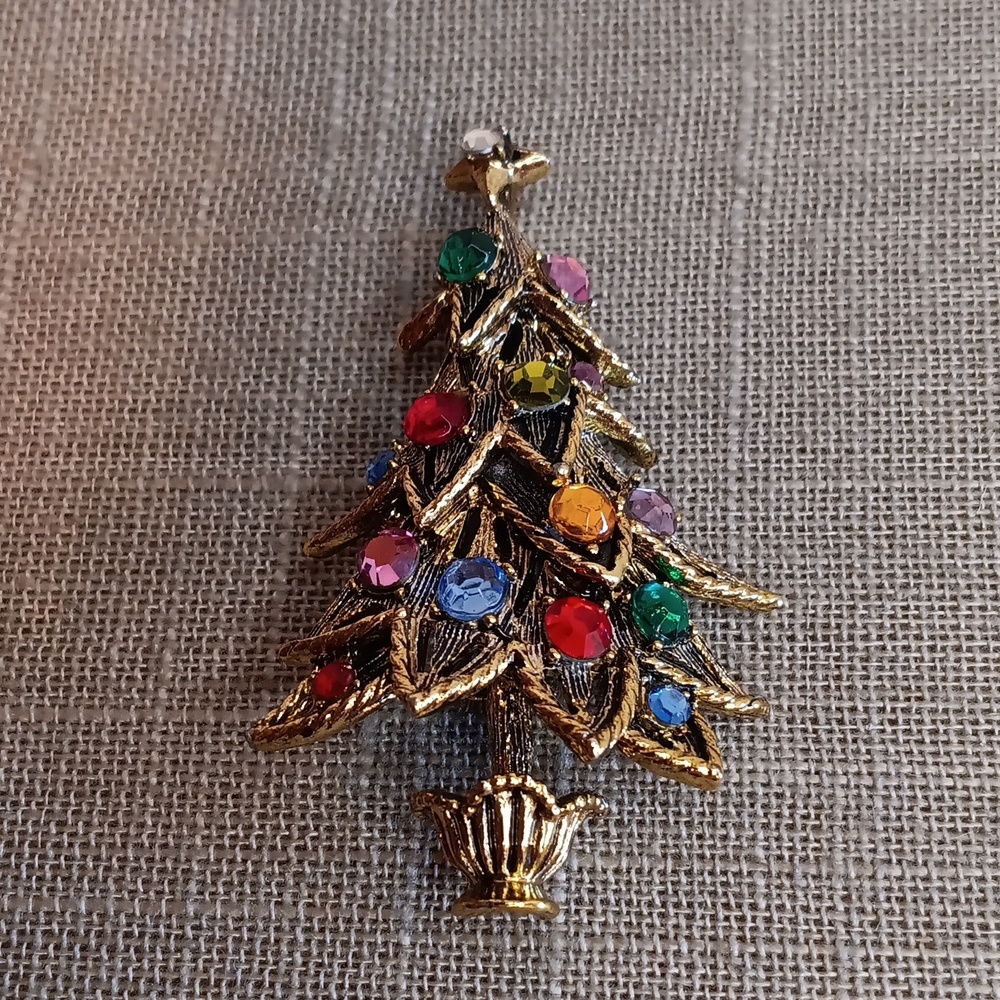 Hollycraft Jeweled Gold Tone Christmas Tree Brooch Vintage